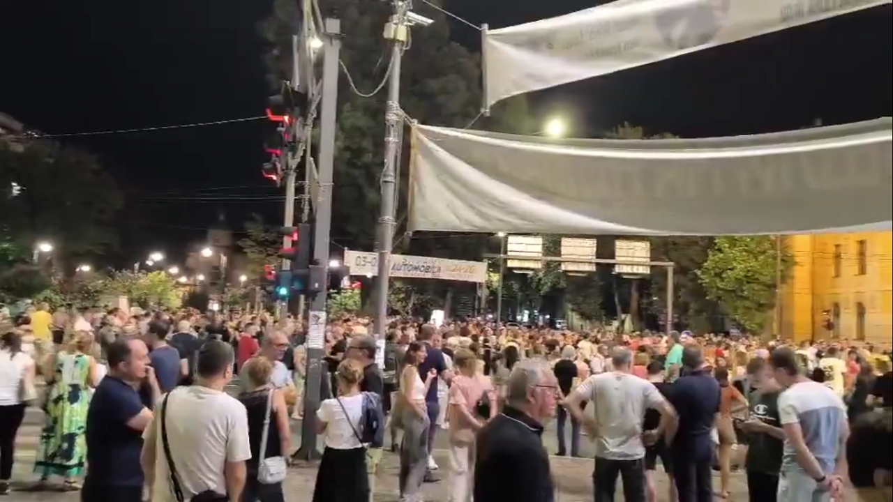 Night gathering amid nationwide unrest in Niš, Serbia