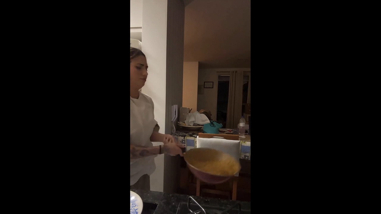 Woman drops food after pan handle breaks while cooking in Paraná, Brazil