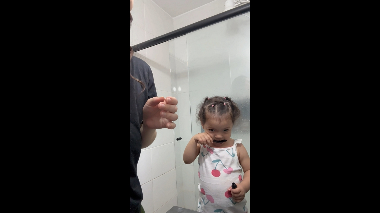 Little girl hilariously uses mascara wand as toothbrush in Três Lagoas, Brazil