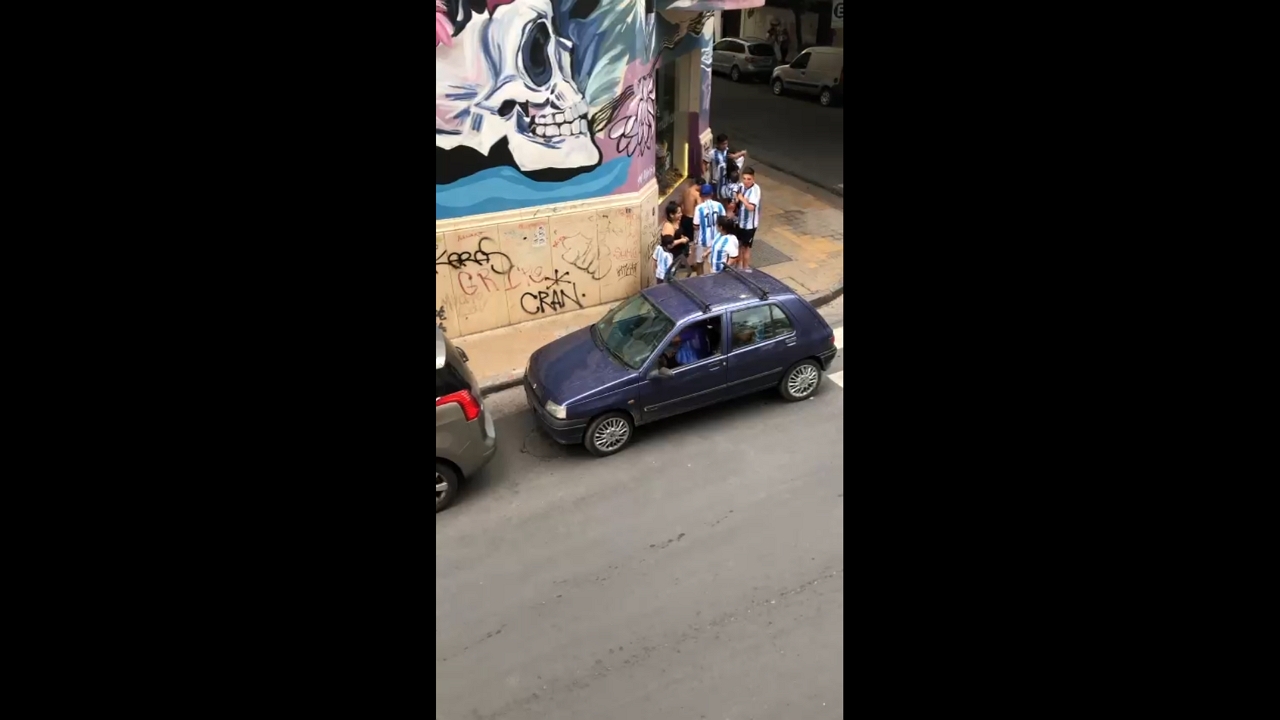 Crowd emerges from Renault Clio in Córdoba, Argentina