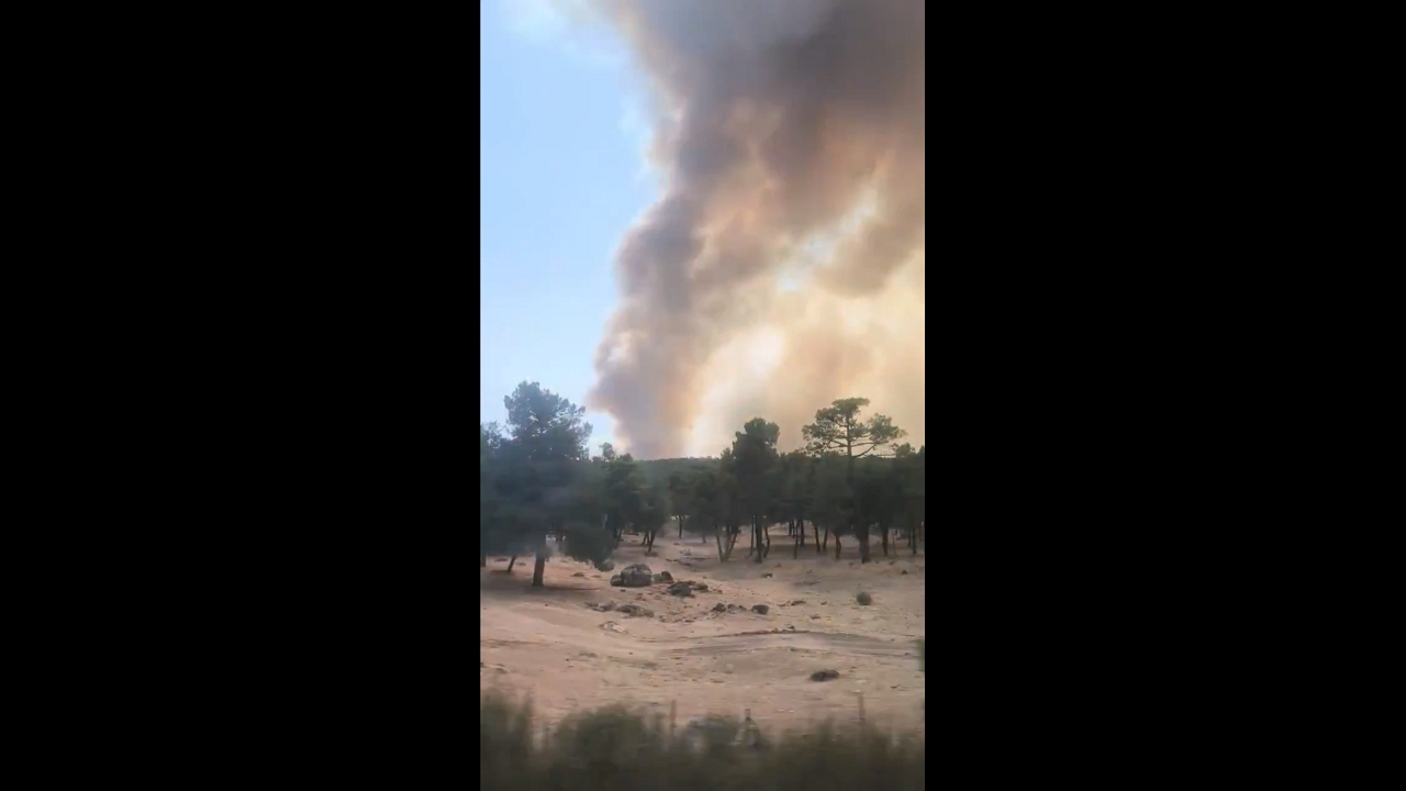 Massive smoke plume from wildfire near Las Navas del Marqués in Ávila, Spain