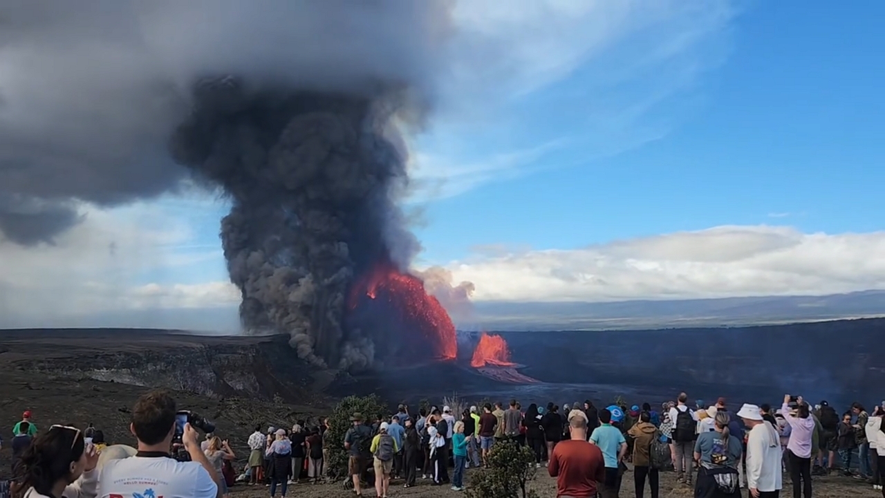 Spectacular lava fountains erupt at Kīlauea Volcano in Hawaii, USA