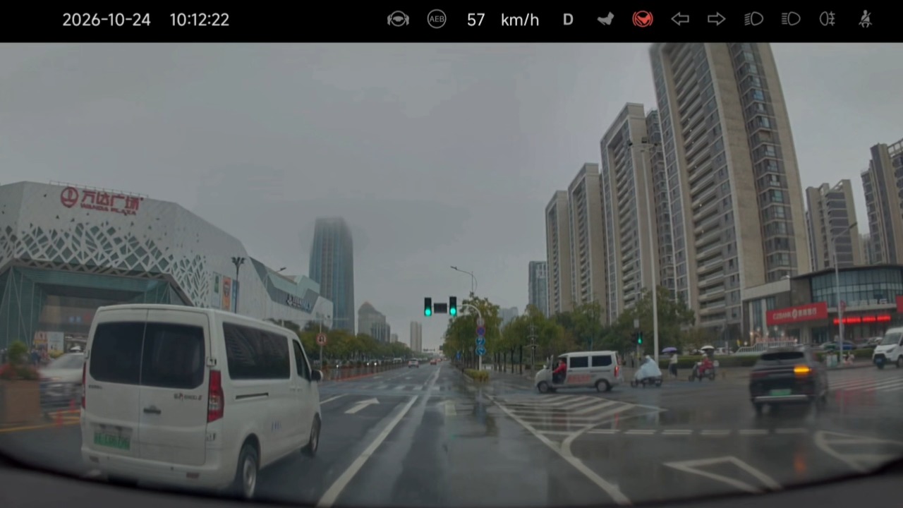 Van makes an unusual maneuver while crossing an intersection in Jiangsu, China