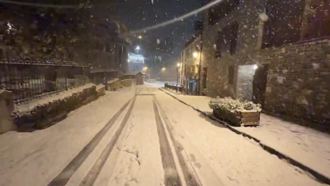 Intense snowstorm blankets Sallent de Gállego, Aragón, Spain