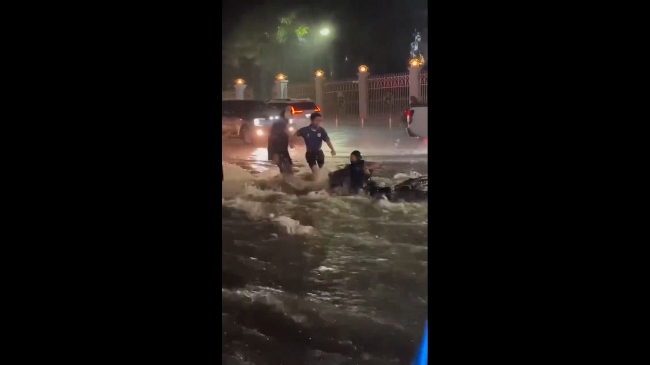 Residents rescue motorcyclist during powerful flood surge in Đồng Nai, Vietnam