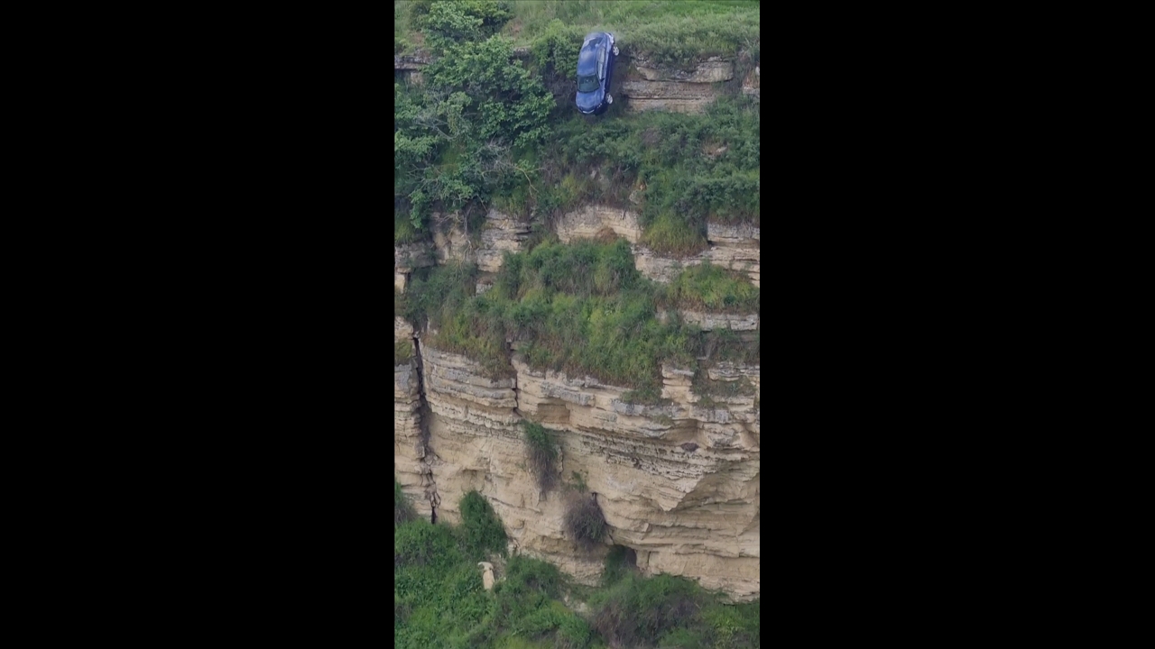 Car crashes down cliff after being pushed in Chișinău, Moldova
