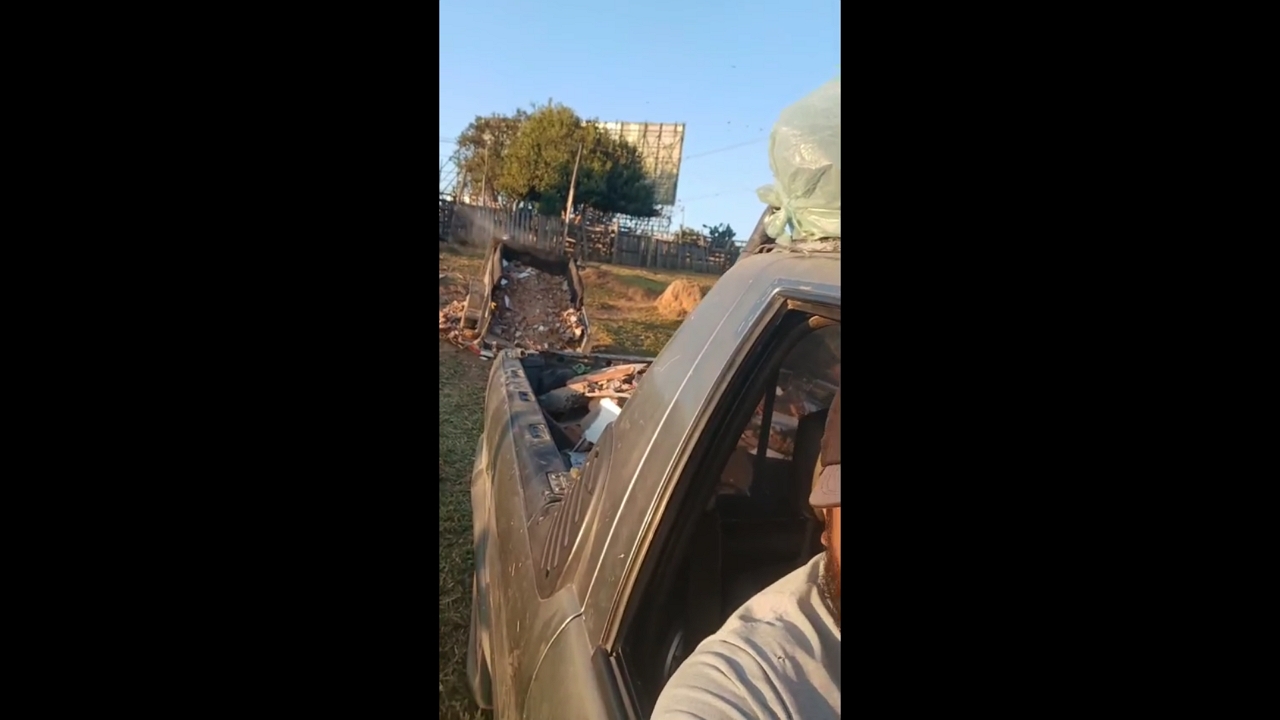 Rope snaps during trailer unloading in Louveira, São Paulo