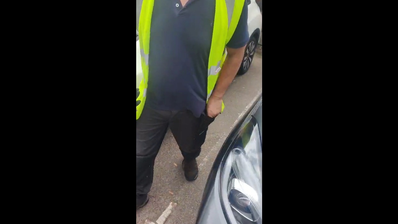 Man attempts to steal a parked car using a recovery truck in London, UK