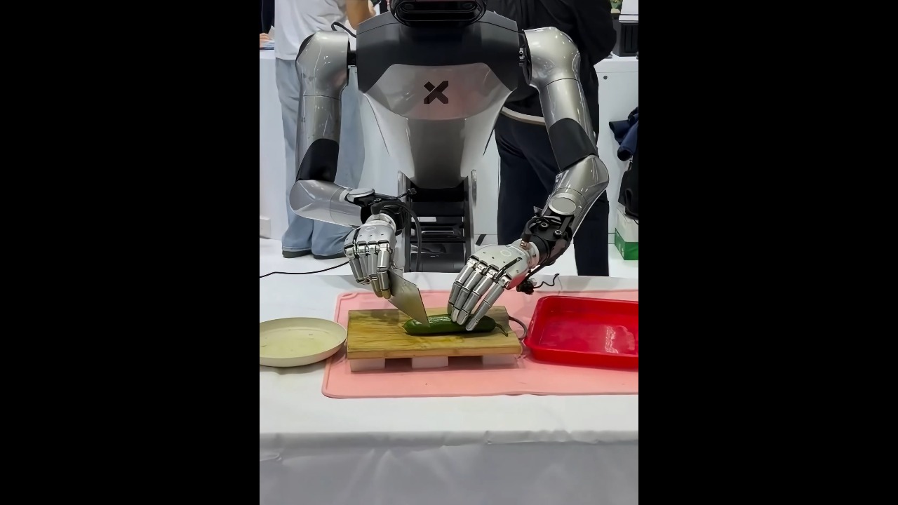 Humanoid kitchen robot slices cucumber into thin, uniform pieces in Lanzhou, China