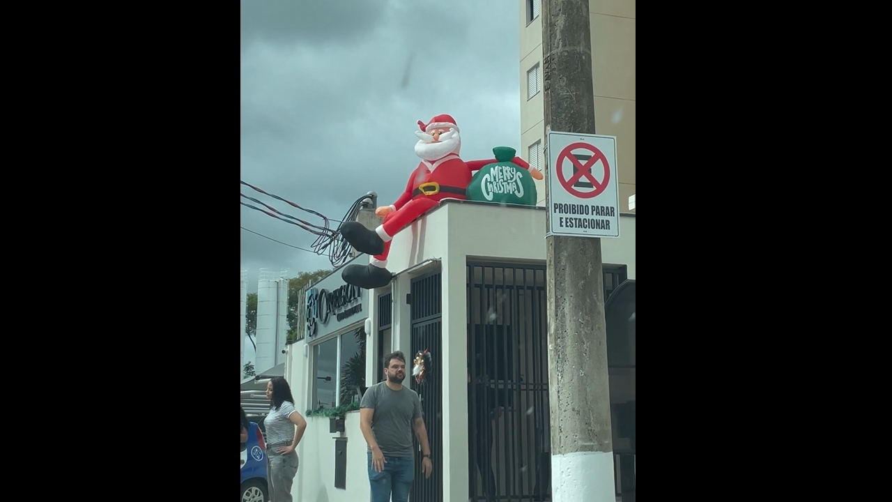 Inflated Santa moves hilariously on store roof in São Paulo