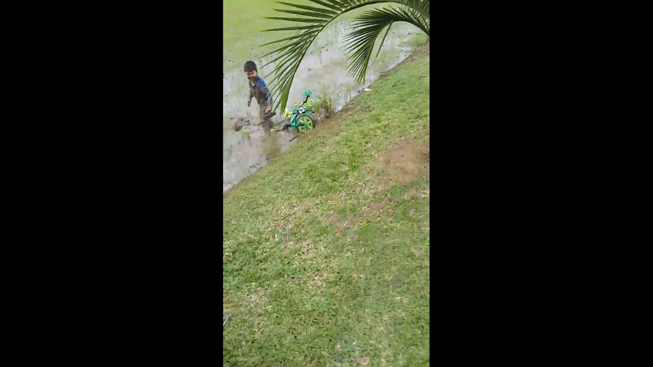 Child falls into mud while riding bicycle in Araranguá, Brazil