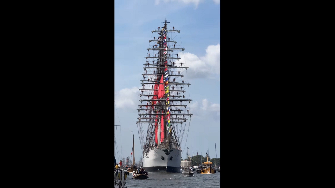 BAP Unión enters harbor with stunning crew formation in Amsterdam, Netherlands
