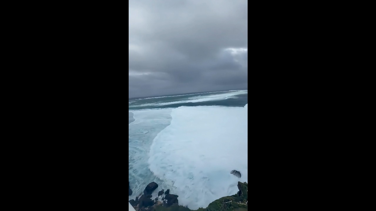 Powerful Typhoon Champi generates massive waves in Miyakojima Island, Okinawa, Japan
