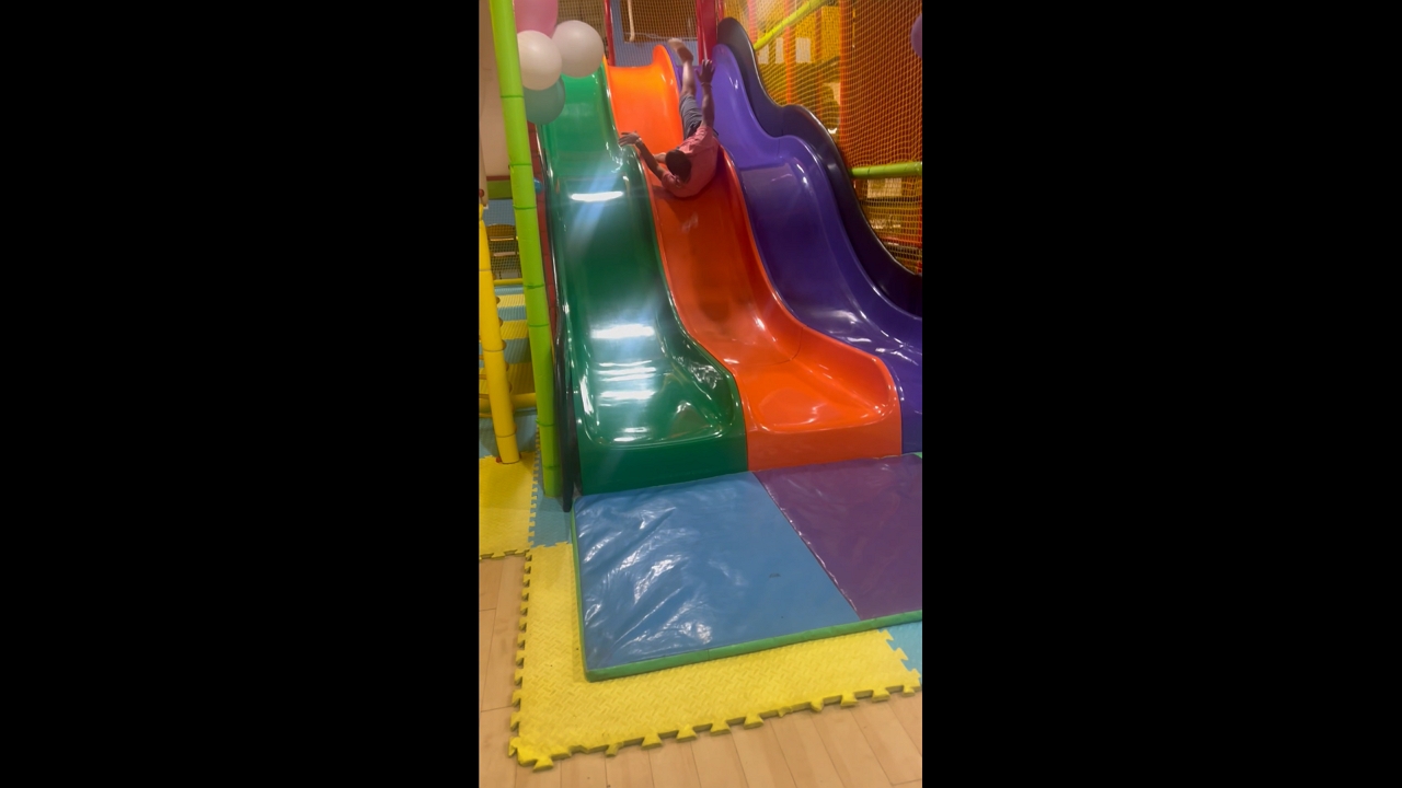 Man spins while sliding down and gives thumbs up in Canóvanas, Puerto Rico