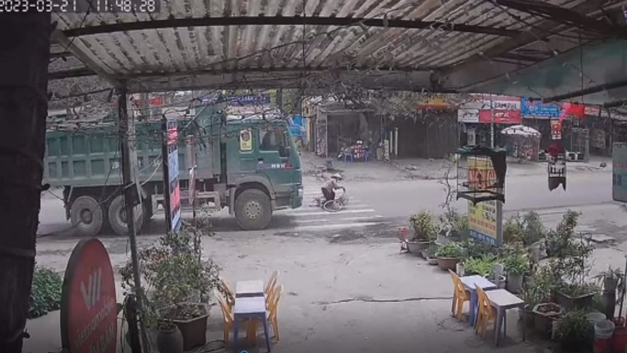 Close call: cyclist narrowly escapes collision with truck at Xuân Mai crossing, Hanoi