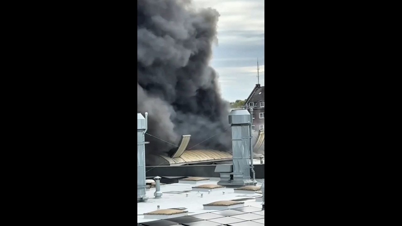Major fire sends thick smoke over Volkswagen dealership in Düsseldorf, Germany