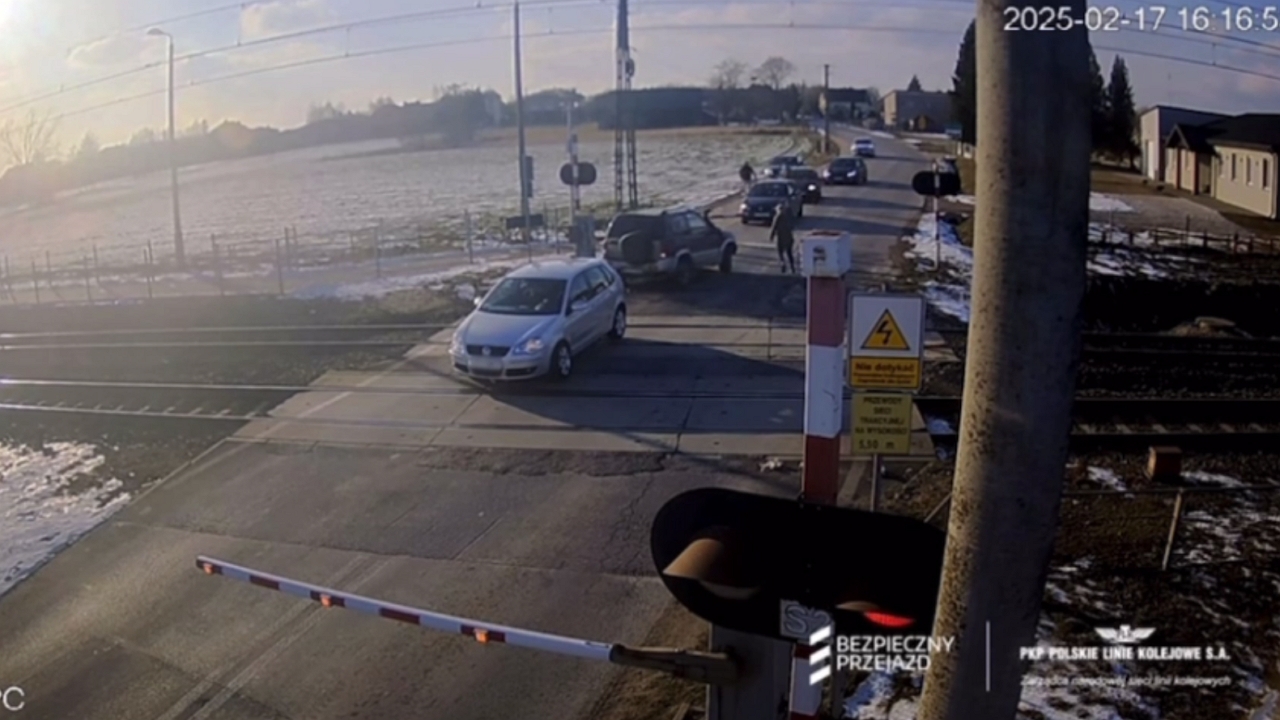 Drivers save car from train collision at the last second in Świebodzin, Poland