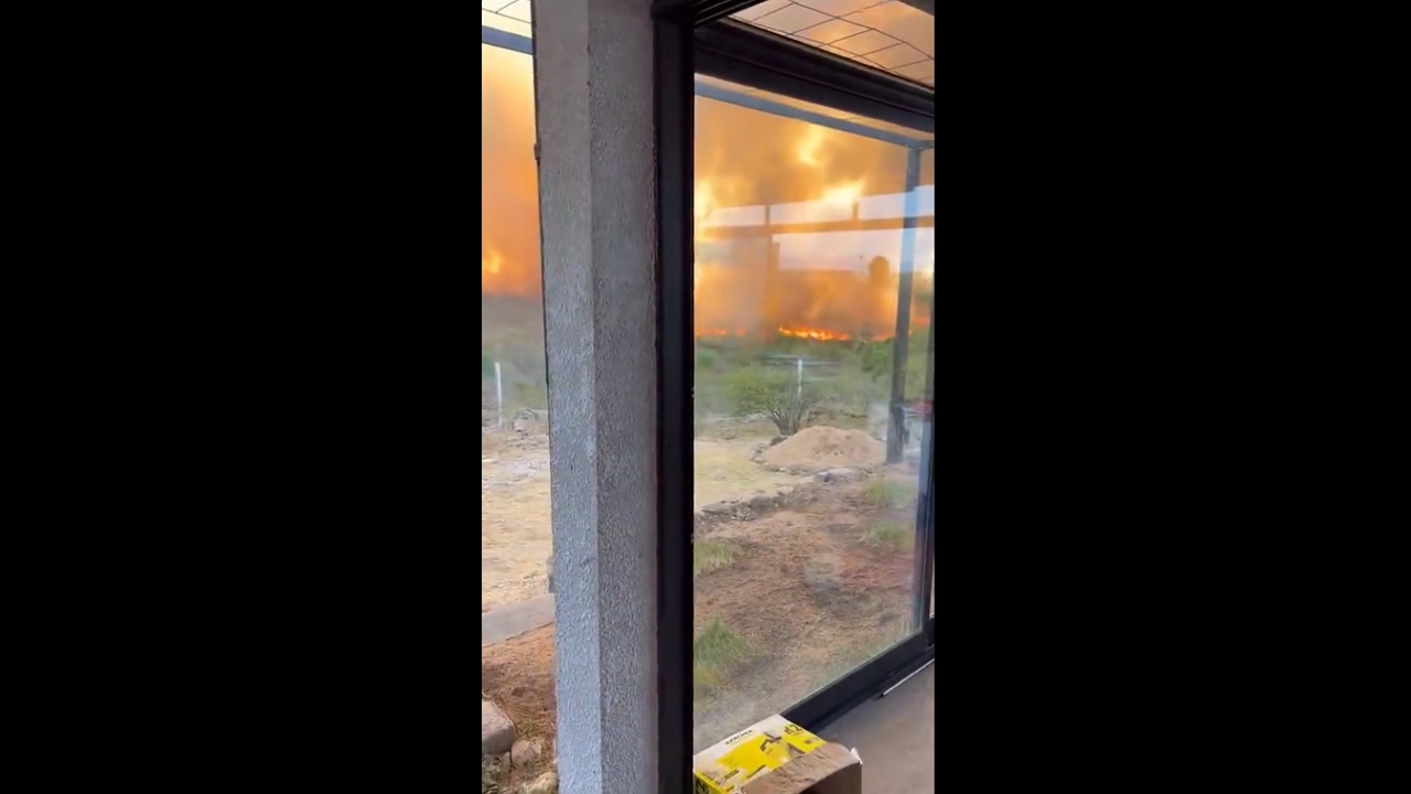 Dramatic evacuation as wildfire threatens home in San Antoño de Aredondo, Argentina