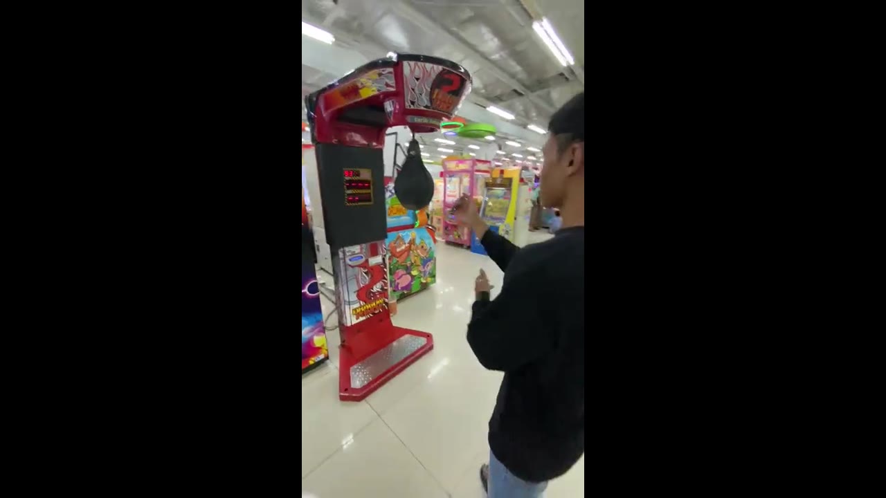 Boxing fails turn into hilarious triumph: laughter echoes at Kudus City Mall