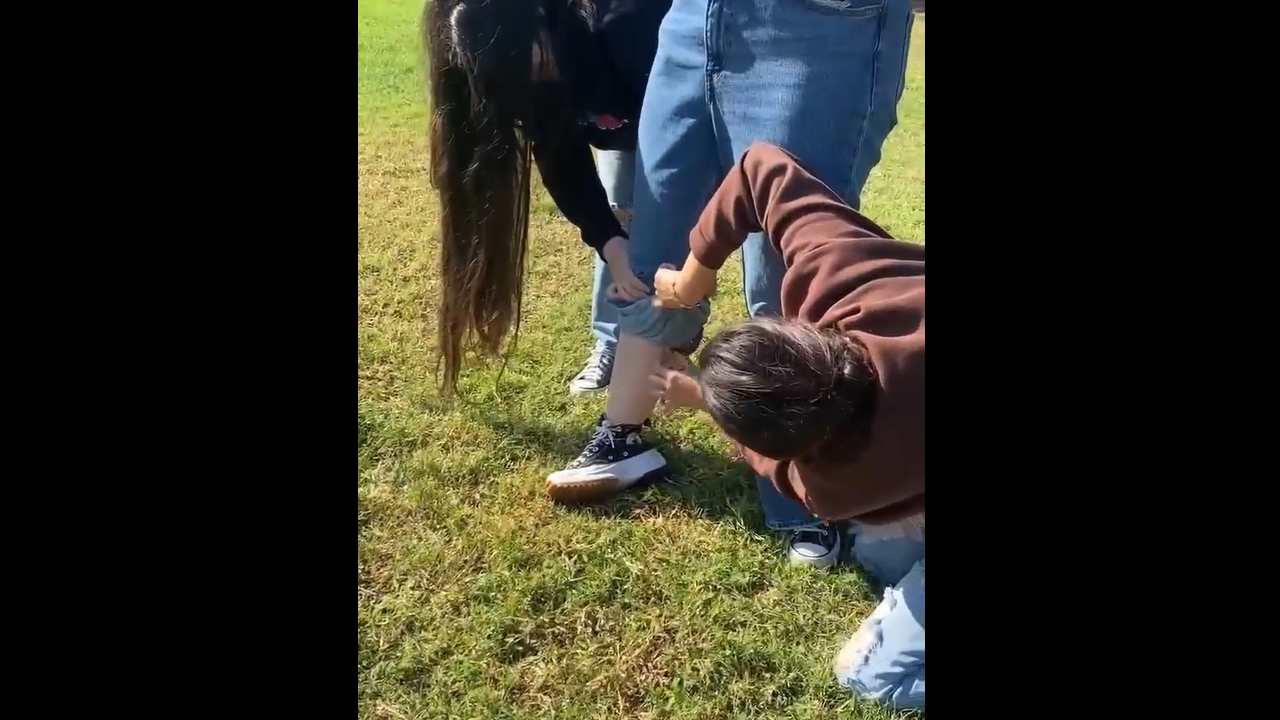 Iguana seen clinging to woman's trousers in Culiacán