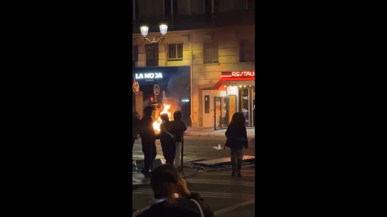 Protest erupts into street unrest as fire burns amid crowds near Châtelet in Paris, France