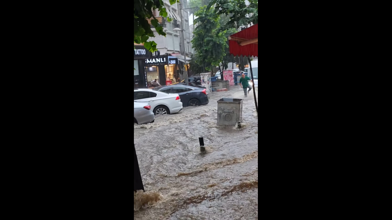 Flash flooding overwhelms streets in Beşiktaş, Turkey