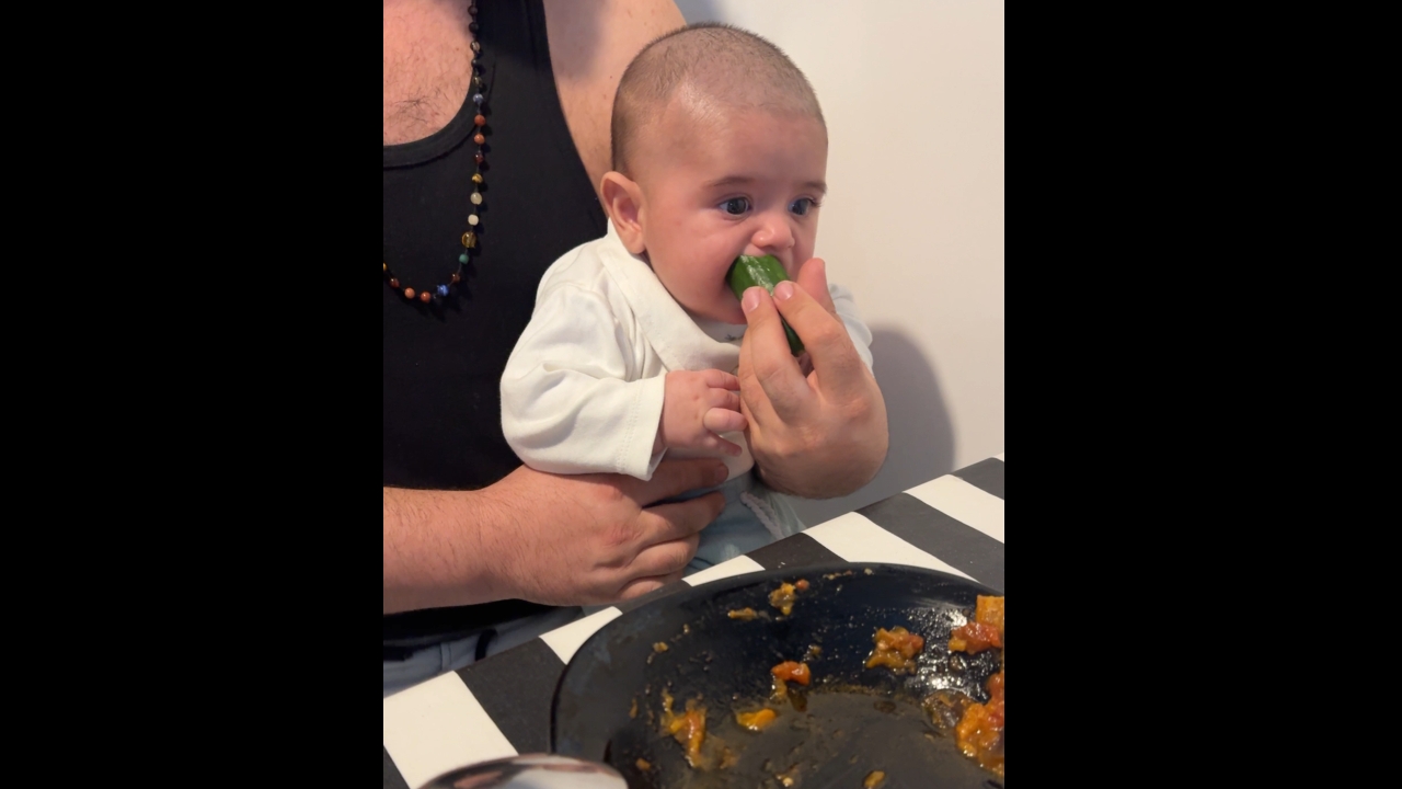 Child stops crying after suckling on cucumber in Bursa, Türkiye