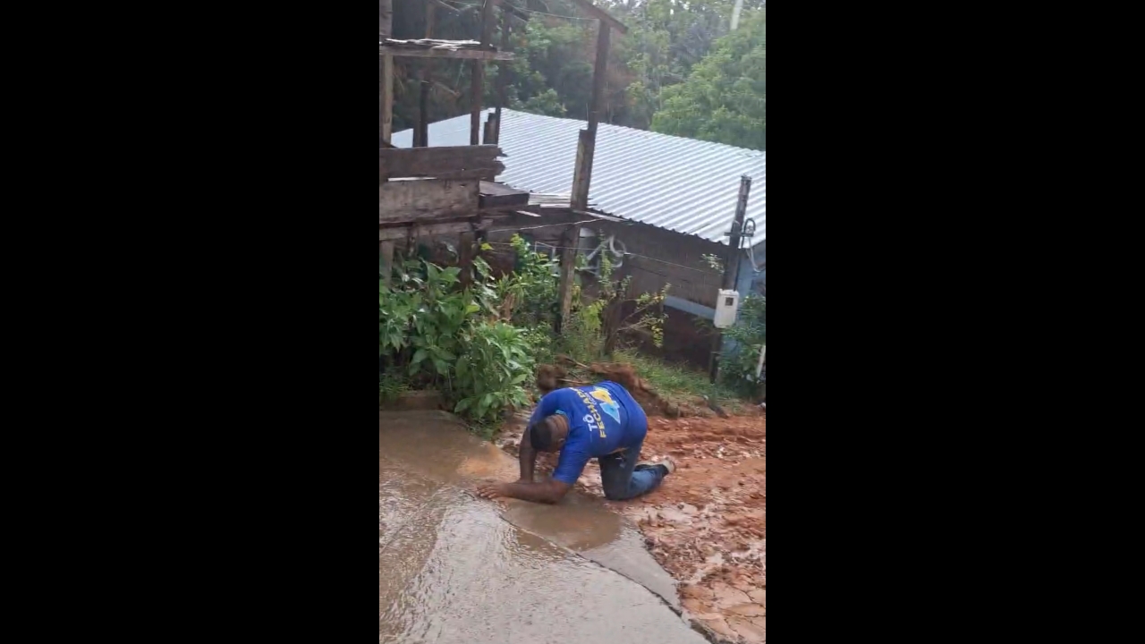 Person slips on muddy shoes after walking in rain in Tapauá, Brazil