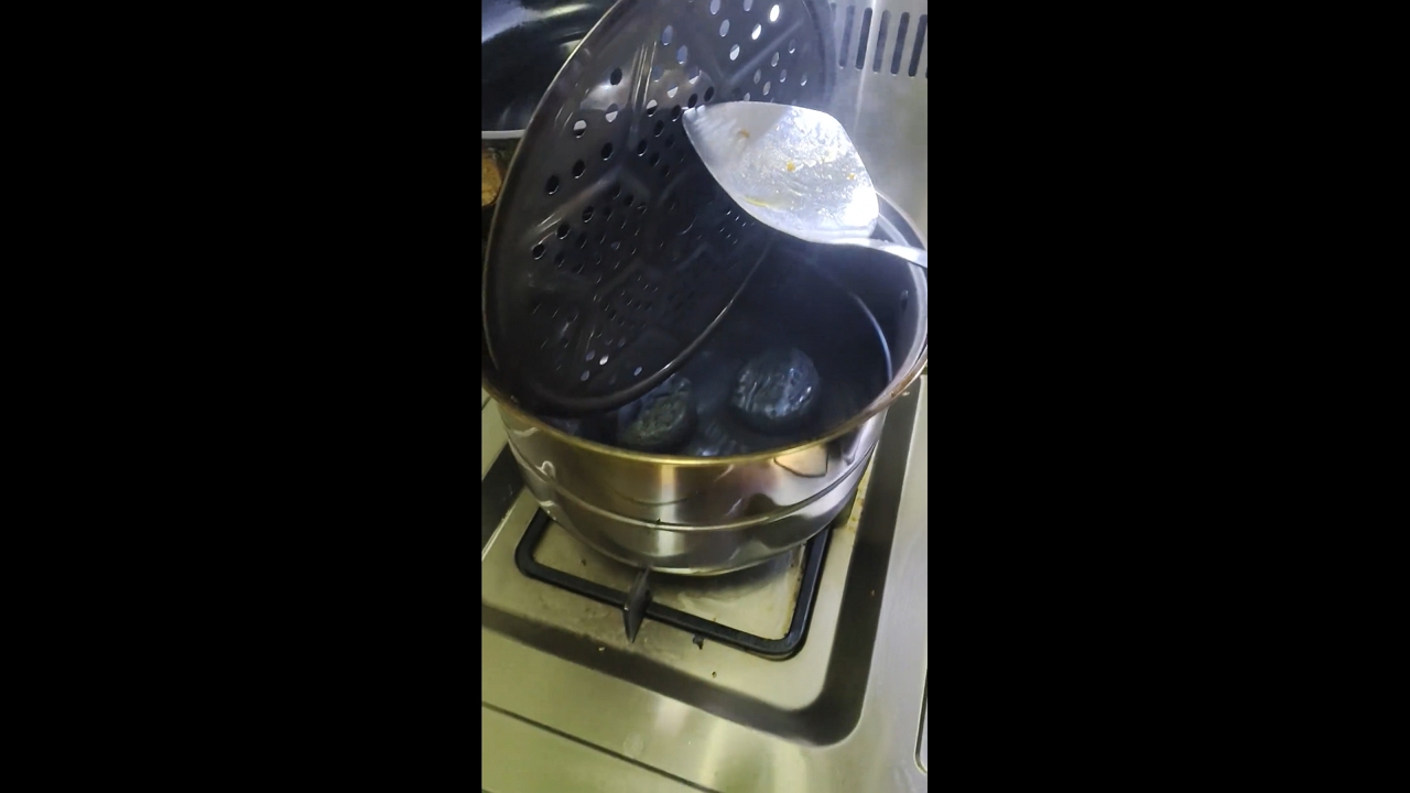Charred bāozi left in pot mishap in Xinjiang, China