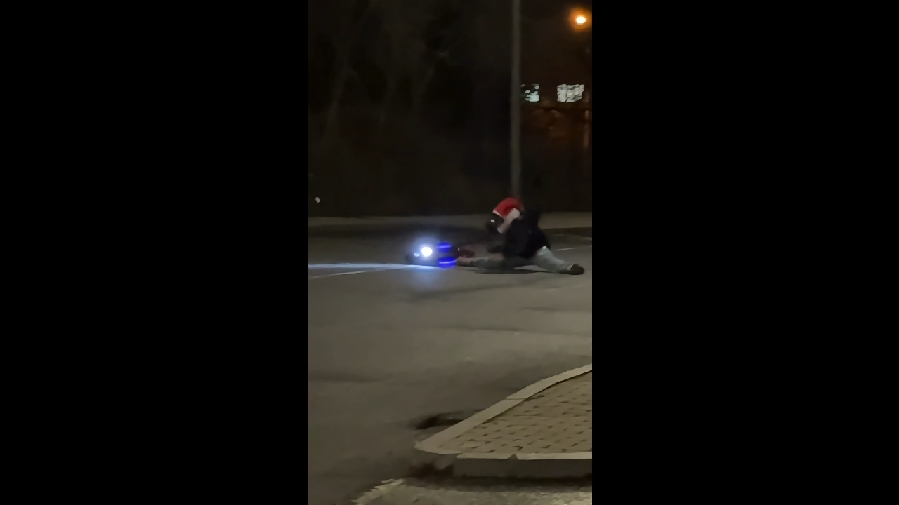 Scooter rider loses balance and falls while attempting a turn in Ávila, Spain