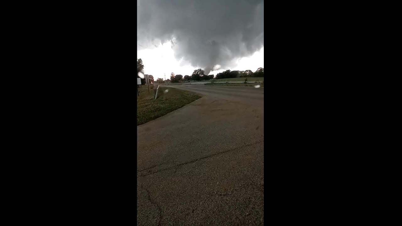 Indiana's terrifying encounter: Door Dasher captures heart-stopping tornado on video