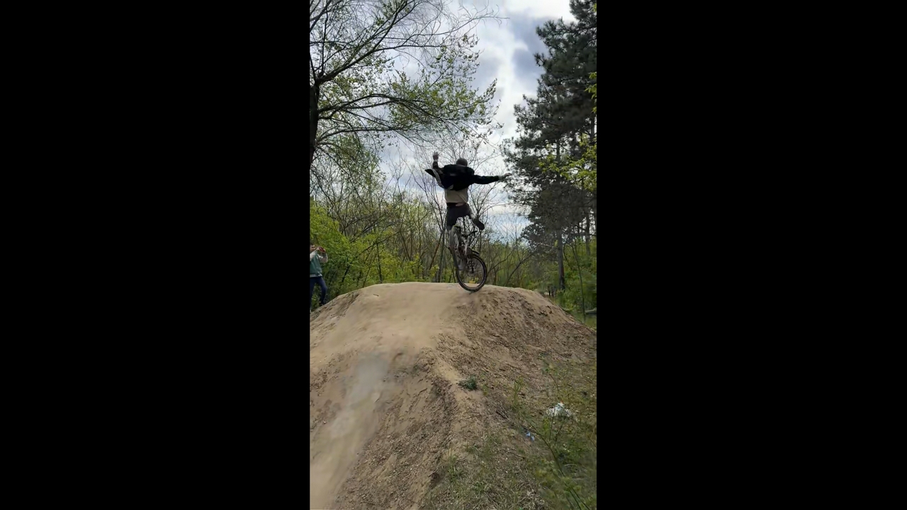 Cyclist falls after losing grip on ramp in Chișinău, Moldova