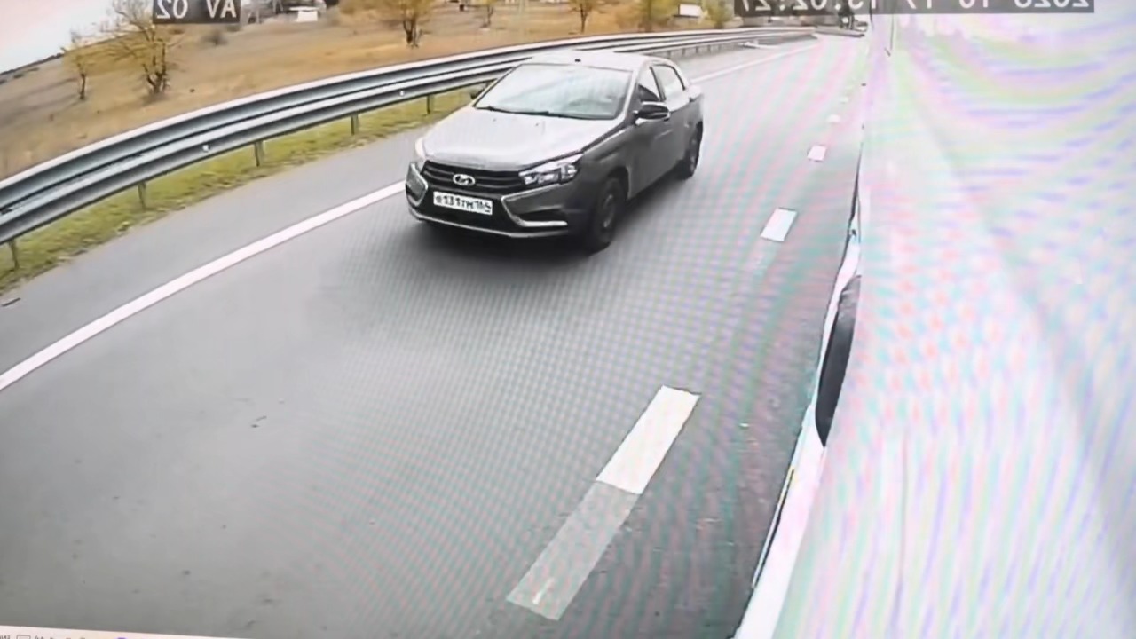 Truck overturns after swerving into roadside barrier during highway accident in Engels, Russia