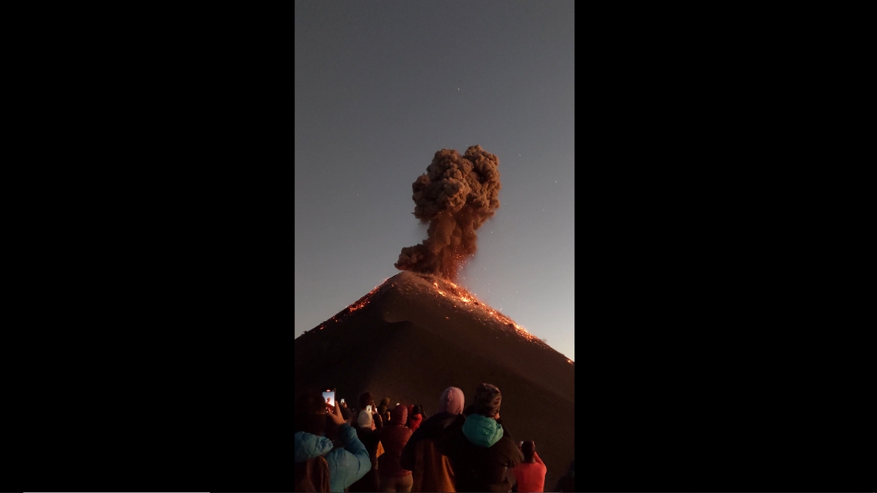 Witness captures Volcán de Fuego eruption in Guatemala