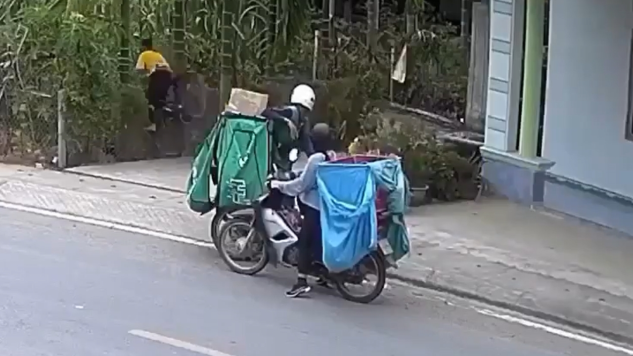 Child on bicycle crashes into fence in Yên Bái, Vietnam