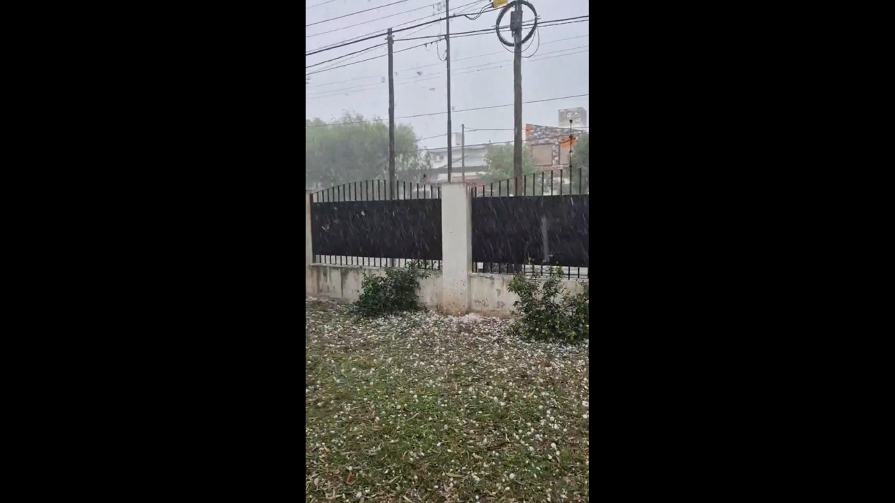Sudden hailstorm blankets Córdoba, Argentina