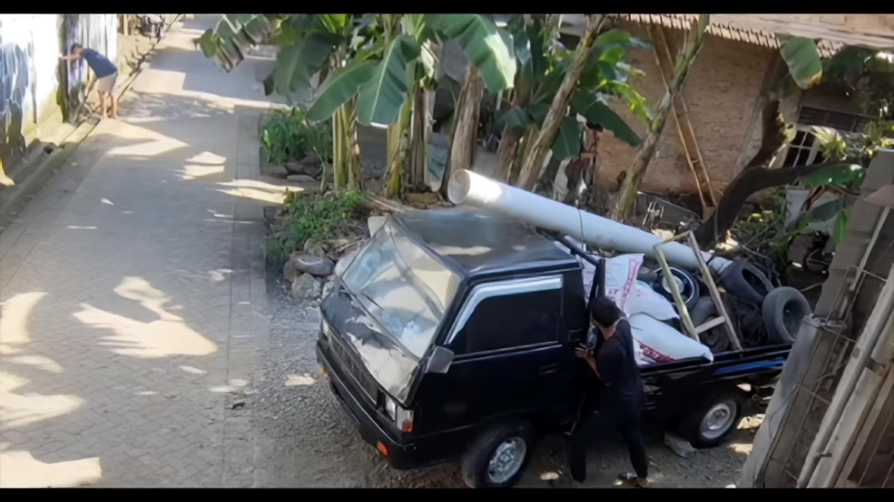 Truck head spontaneously detaches and takes a startling solo stroll