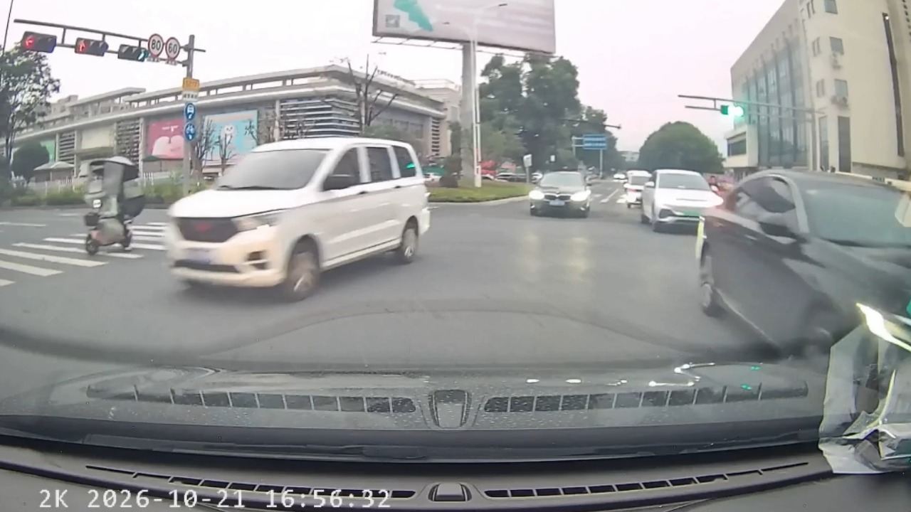 E-bike rider collides with car during left turn at intersection in Shaoxing, Zhejiang, China
