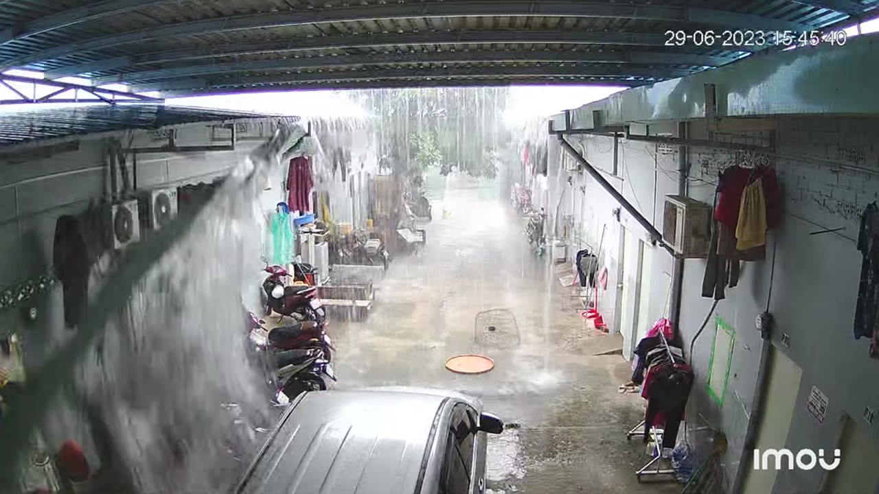 Dramatic scene in Binh Duong: cutter crumbles under torrential rainfall!