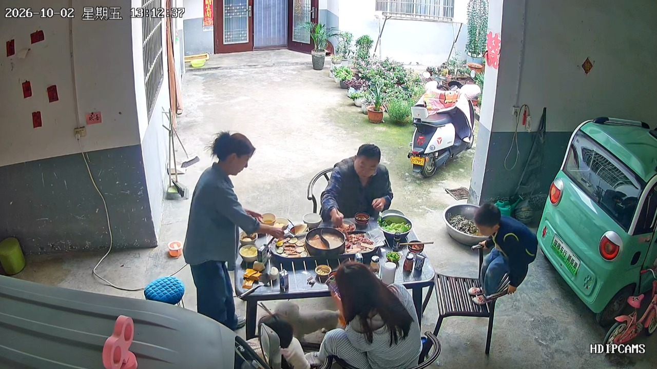 Child tips chair backward and falls during family dinner in Shandong, China