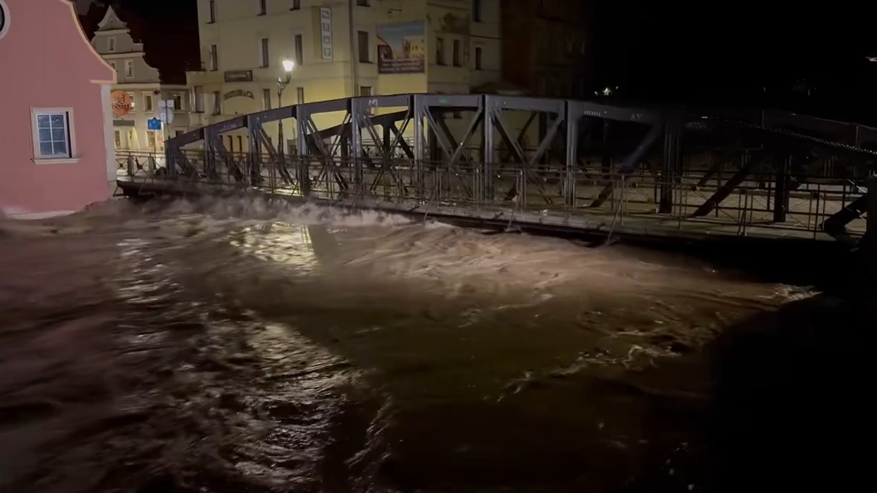Flooding in Kłodzko, Poland: water rises to Iron Bridge height