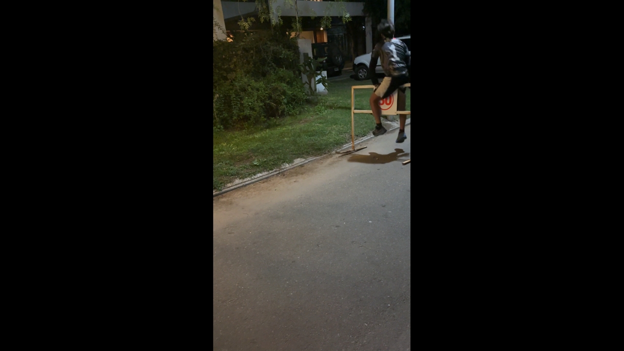 Man fails to jump over street sign in Córdoba, Argentina