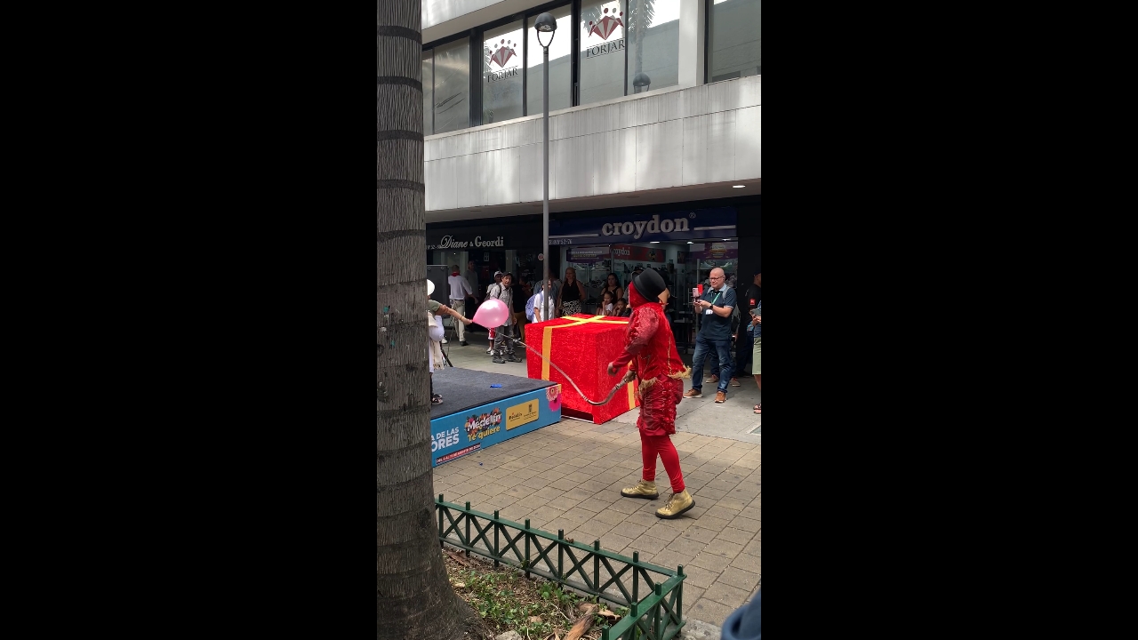 Performer accidentally strikes person’s arm instead of balloon in Medellín, Colombia