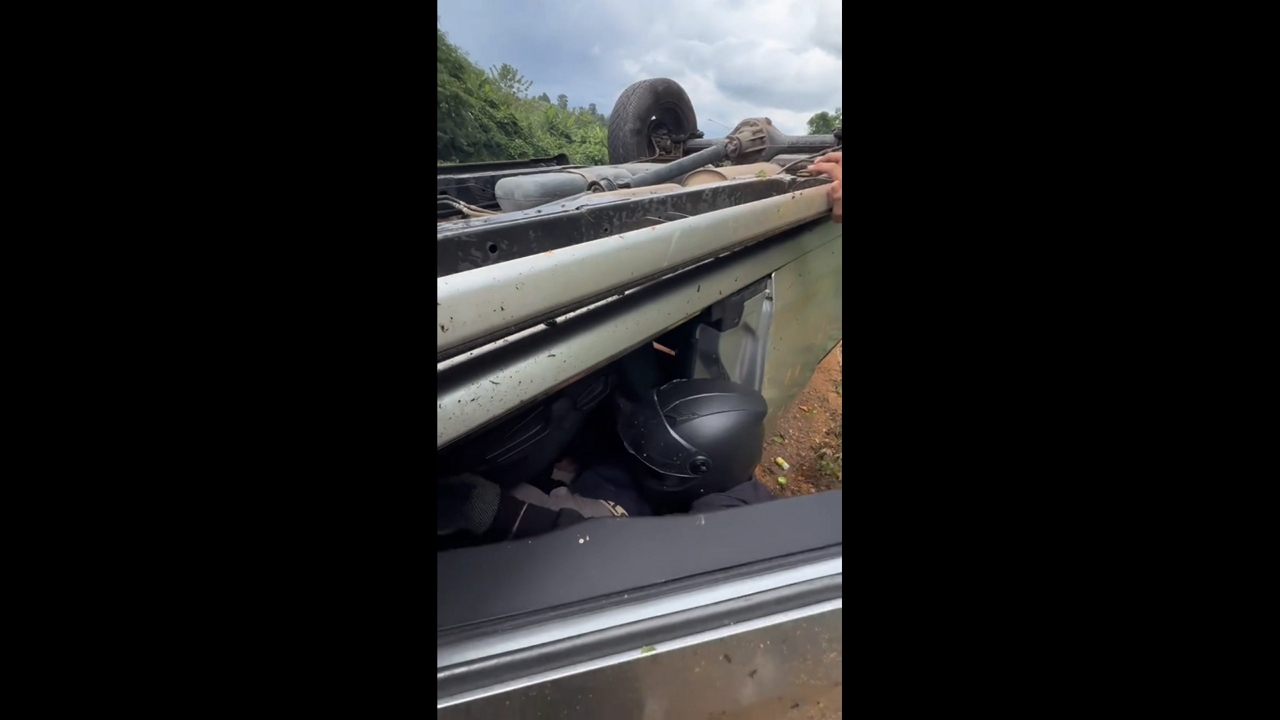 Injured driver carefully rescued from overturned car in Phrae–Uttaradit, Thailand