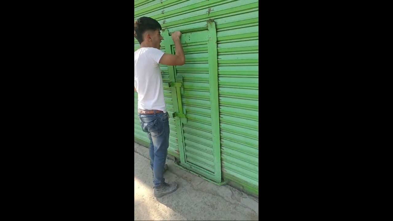Coworker slightly injured by metal roll-up door in Tláhuac, Mexico
