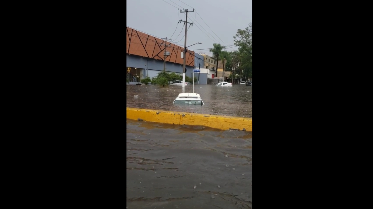 Guadalajara floods submerge cars on López Mateos