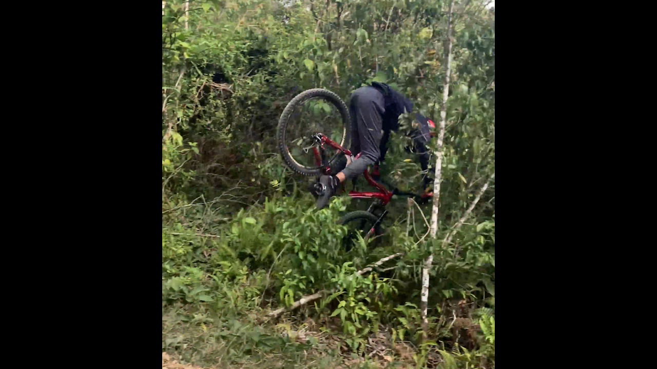 Bicyclist practices jumps in Mérida, Venezuela, and stumbles mid-attempt