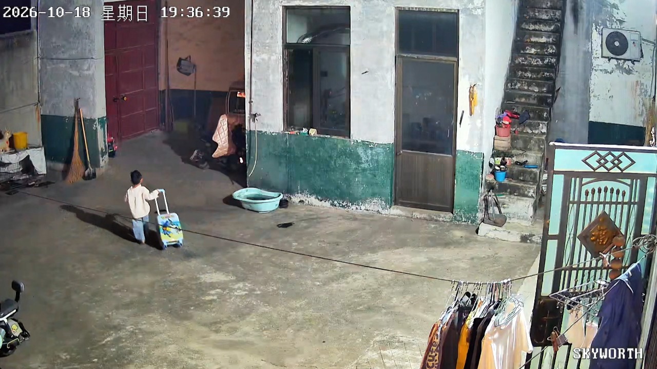 Angry 3-year-old child attempts to leave home with a suitcase in Shandong, China