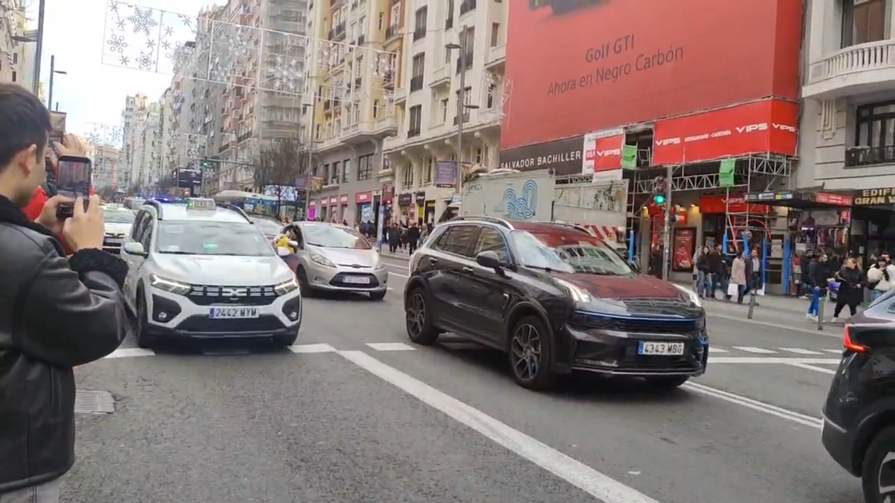 Celebratory car honking erupts on Madrid’s Gran Vía, Spain