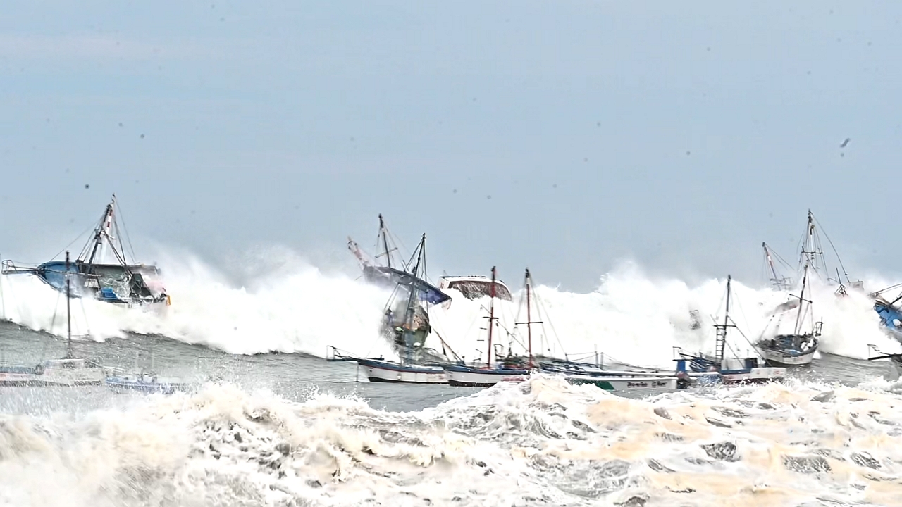 Tsunami causes severe damage in El Ñuro, Piura, Peru